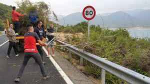 people-clearing-brush-and-debris-from-mountainside-area-in-riano-spain.jpg
