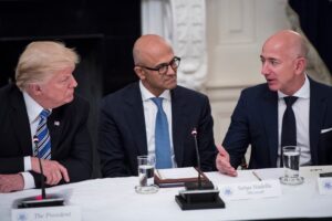 Donald-Trump-Jeff-Bezos-in-2017.jpg