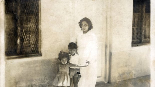 arundhati-roy-and-family.jpeg
